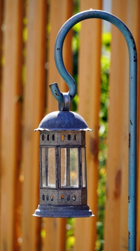 Wiosenne wykorzystanie świetlnych elementów dekoracyjnych: pomysły na oświetlenie ogrodu