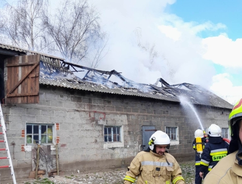Strażacy walczyli z pożarem poddasza budynku gospodarczego