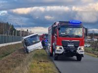 Kierowca autobusu musiał wjechać do rowu by uniknąć zderzenia