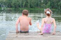 Bezpieczne kąpiele w jeziorach i basenach