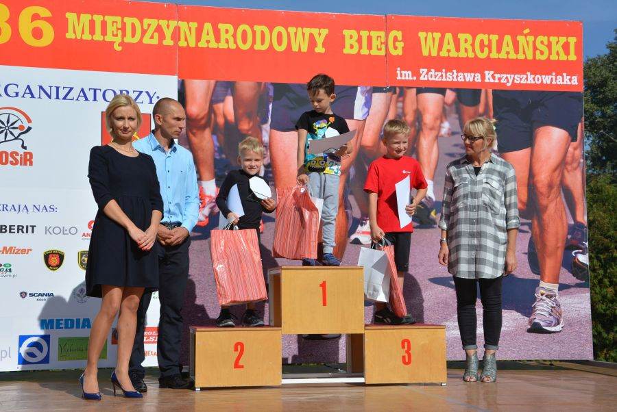 W biegach pobiegło 980 młodych sportowców [FOTO] [VIDEO]