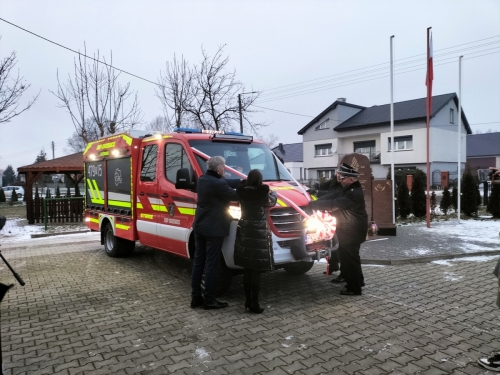 Wóz ratowniczo-gaśniczy trafił do druhów z Drzewiec