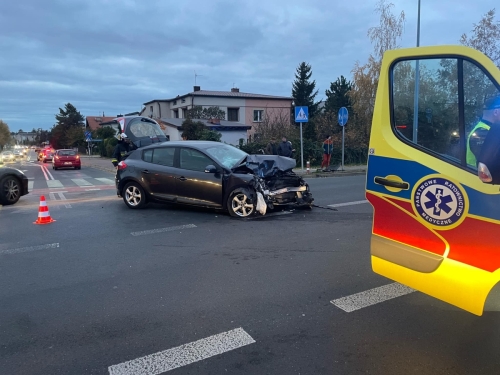 Kolizja na ul. Dąbskiej w Kole: kierowca bez uprawnień spowodował czołowe zderzenie