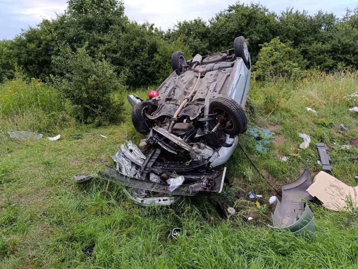 Zjechał na przeciwny pas i doprowadził do zderzenia. Dwie osoby w szpitalu