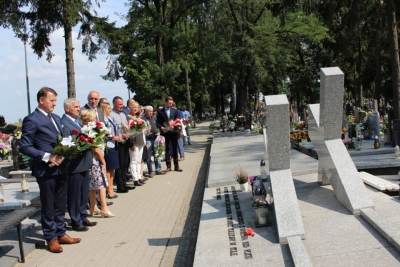 Złożyli kwiaty i zapalili znicze