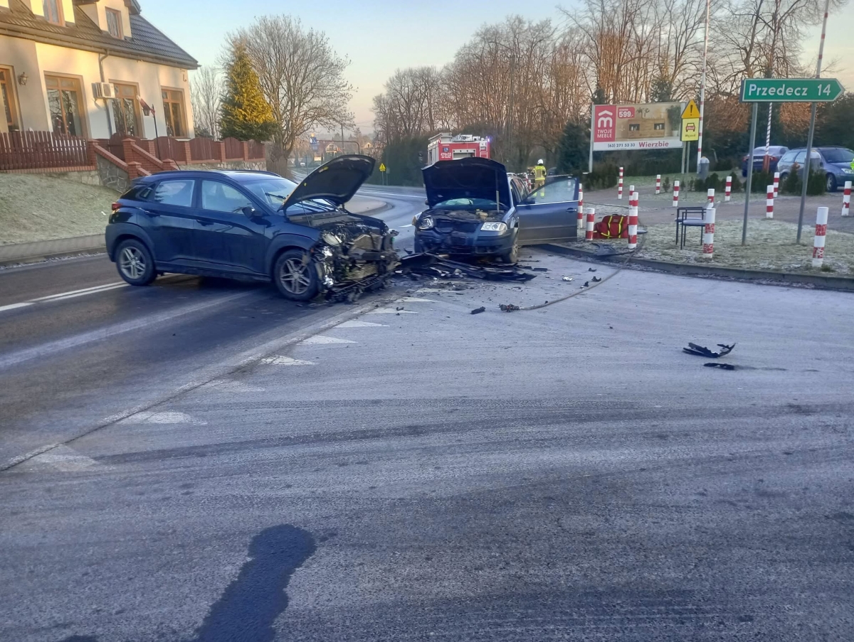 Poranne zderzenie pojazdów na skrzyżowaniu. Dwie osoby przewiezione do szpitala