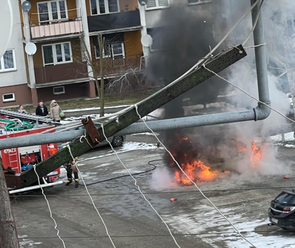 Mercedes spłonął na osiedlowym parkingu