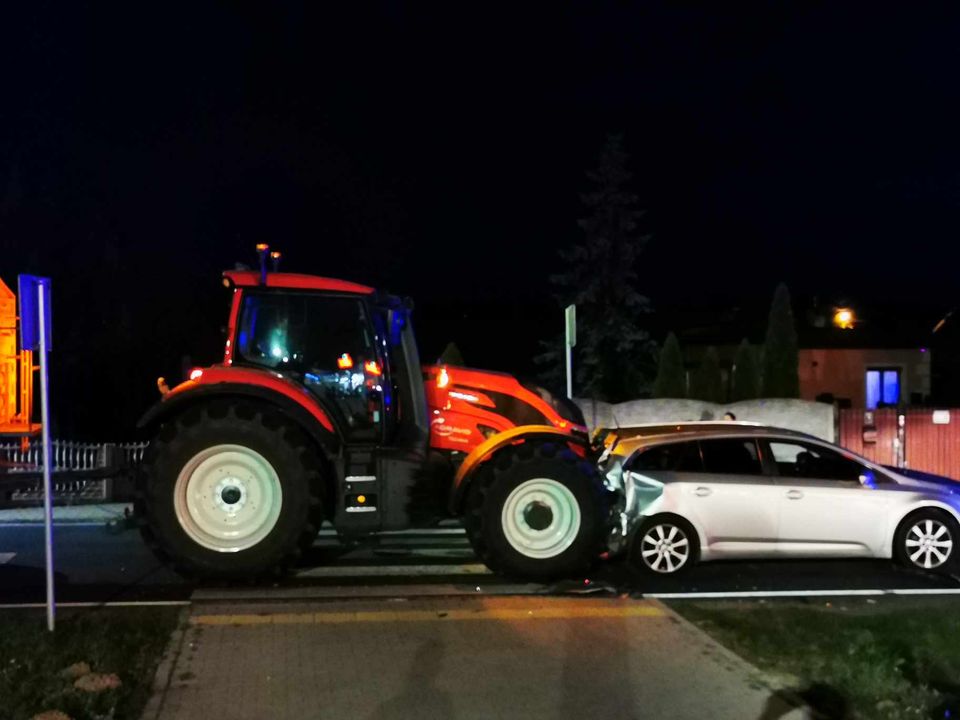 Ciągnik w osobówkę, osobówka w rowerzystę. 15-latek w szpitalu [ZDJĘCIA]