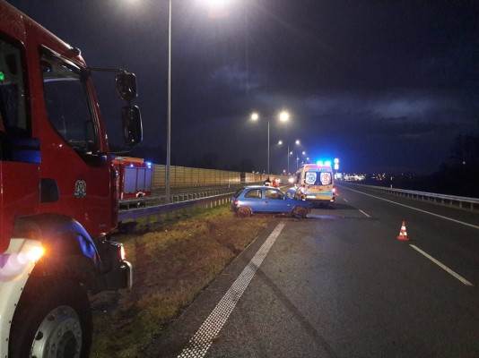 Pijany kierowca zakończył jazdę autostradą na barierkach
