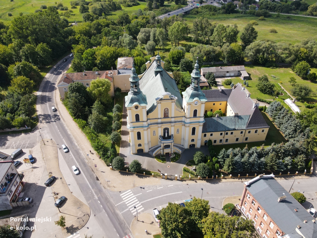 Powiat Kolski na kołach: w 2024 roku przybyło ponad 12 tysięcy nowych pojazdów! Ile osób odbyło ponowny egzamin?