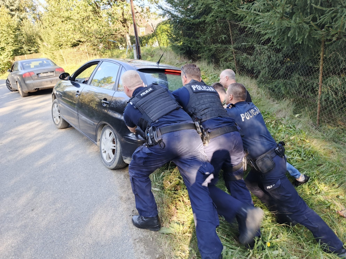 Policjanci z Koła pomagają powodzianom w Lądku-Zdroju