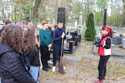 Każdego roku porządkują groby. Uczniowie z SP2 uczyli się historii poza szkołą