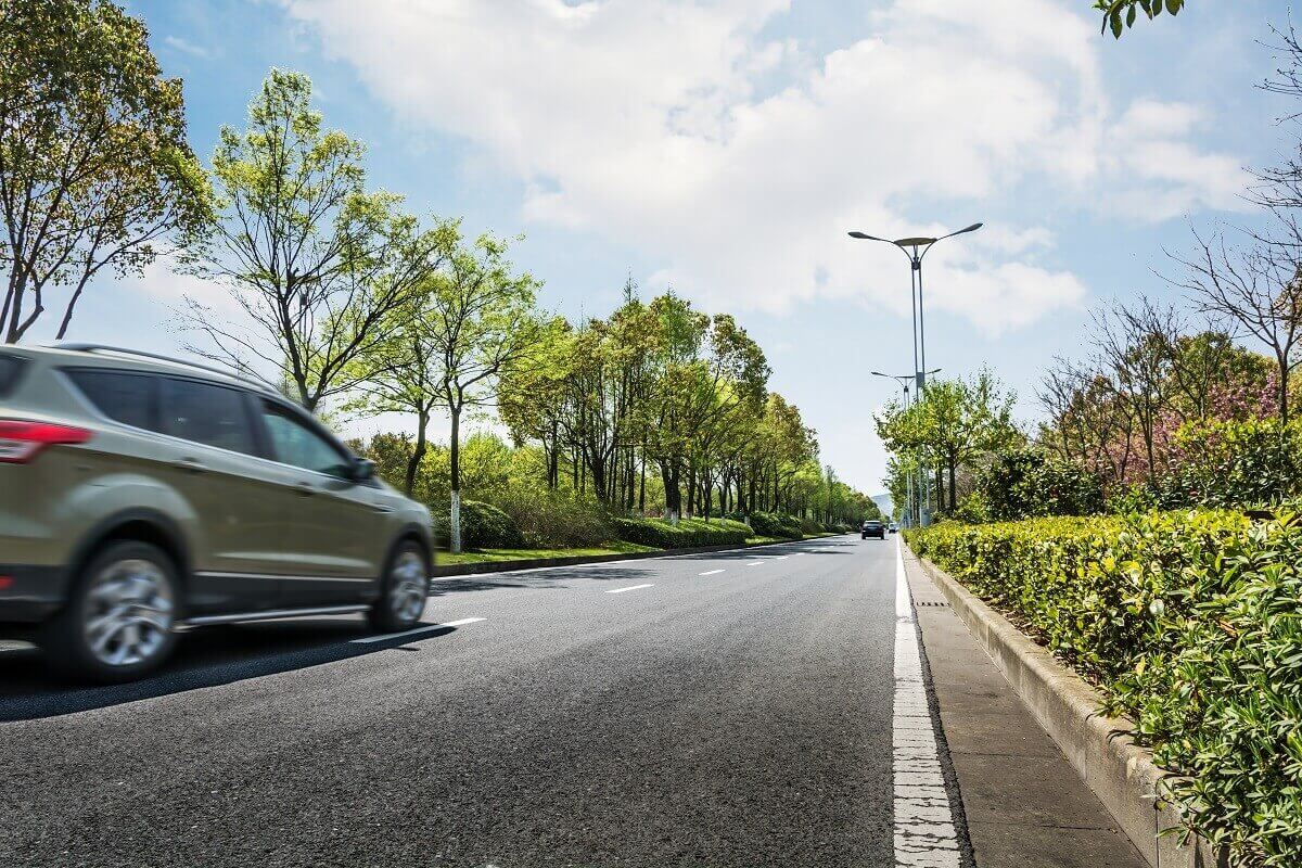 Koła biją podczas jazdy, a kierownica drży? W taki sposób Twoje auto woła o pomoc