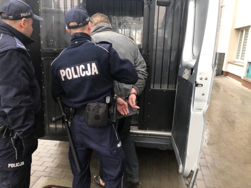 Wezwał funkcjonariuszy policji do sąsiada a sam trafił za kraty