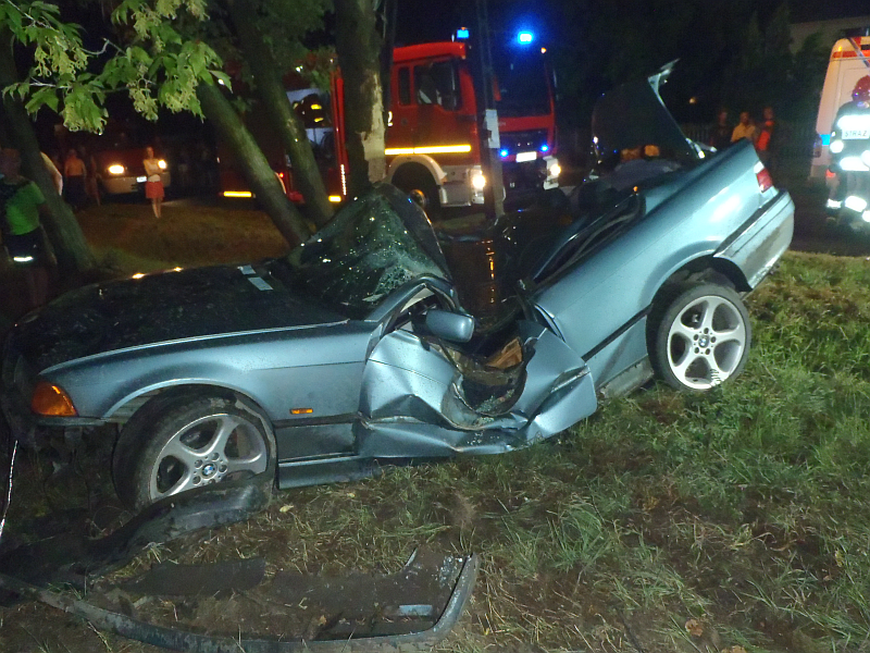 Pijany kierowca po dachowaniu uderzył w drzewo