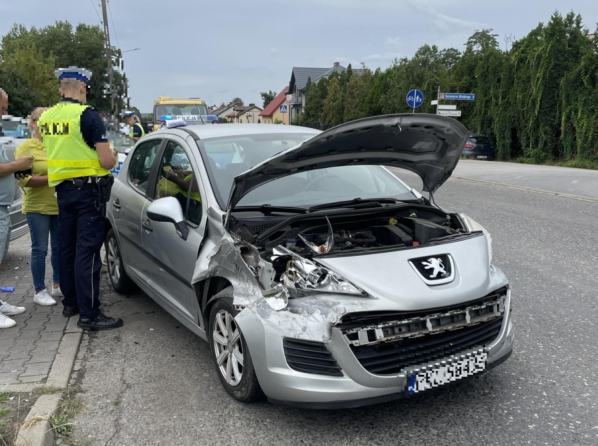 Cztery pojazdy uszkodzone w wyniku kolizji. Sprawca z mandatem