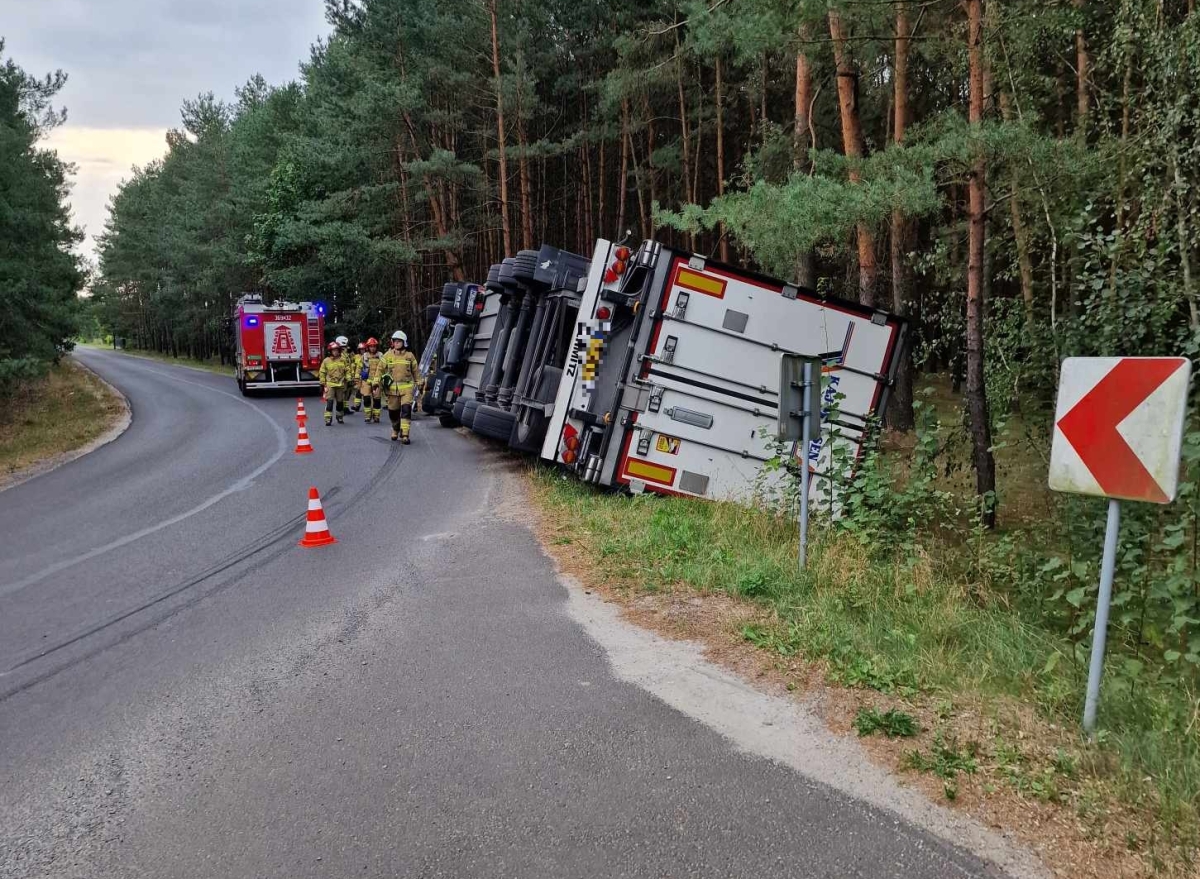 Ciężarówka z mięsem przewrócona na bok. Utrudnienia dla kierowców