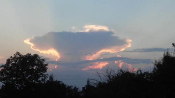 Chmura w kształcie grzyba atomowego zaciekawiła czytelników
