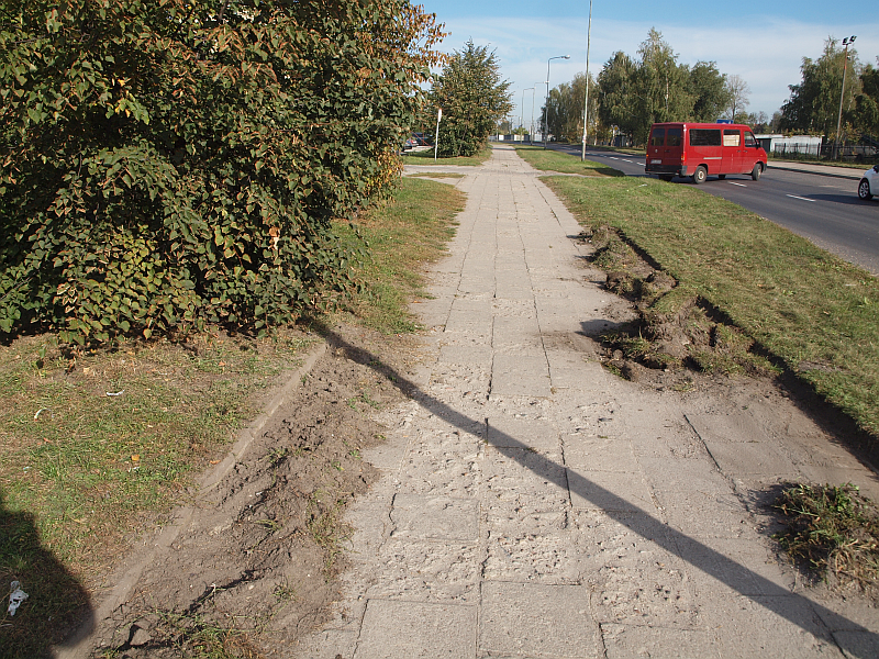 Prace porządkowe odsłoniły zaniedbany chodnik!