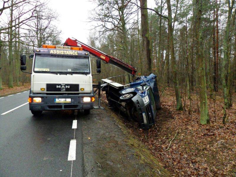 KIEJSZE: Wyciągali busa z rowu