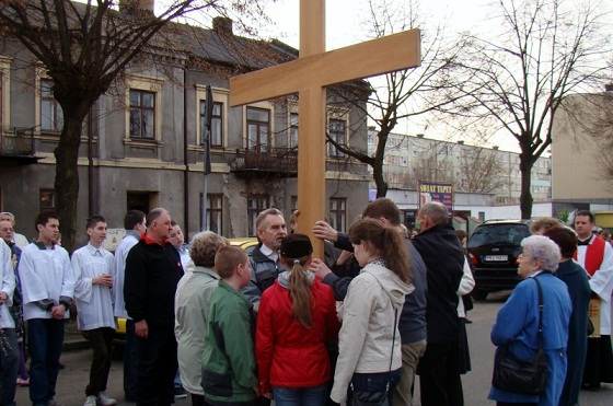 Krzyż pielgrzymuje dla młodzieży