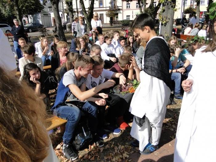 DĄBIE: Narodowe czytanie w parku