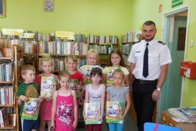 Policjant w bibliotece