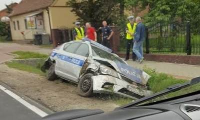 Radiowóz dachował w rowie. Dwóch policjantów w szpitalu!