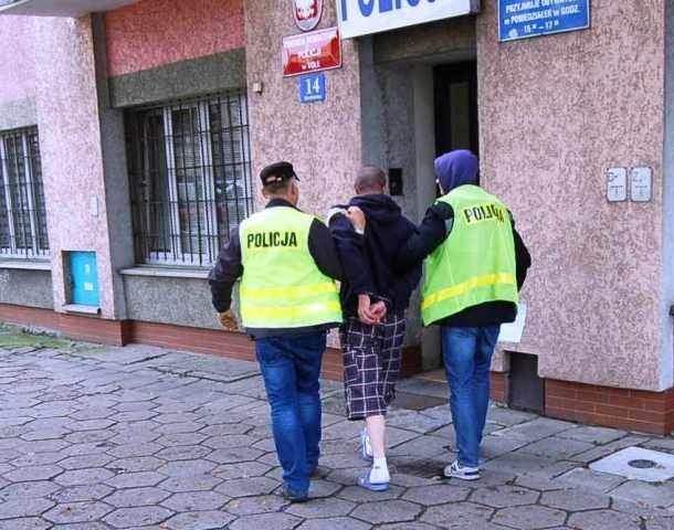 Wyciągnął mężczyznę z domu, pobił i zabrał kilkadziesiąt złotych