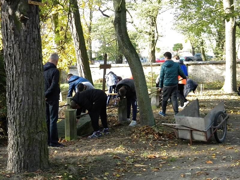 Uczniowie  ZS nr 1 porządkowali zabytkowe nagrobki