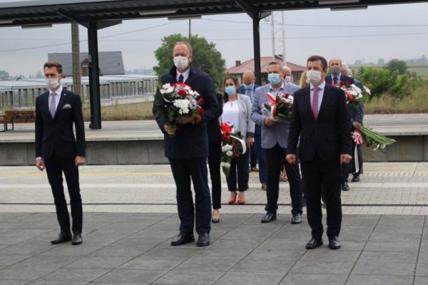 Złożyli kwiaty i zapalili znicze