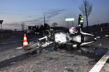 Motocyklista uderzył w busa