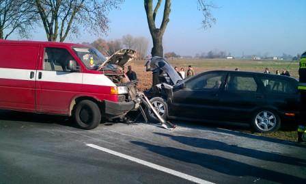 Czołowe zderzenie busa z osobowym volvo